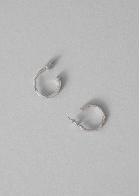 Emily Nixon Mitsuro Medium Ripple Hoops | Silver