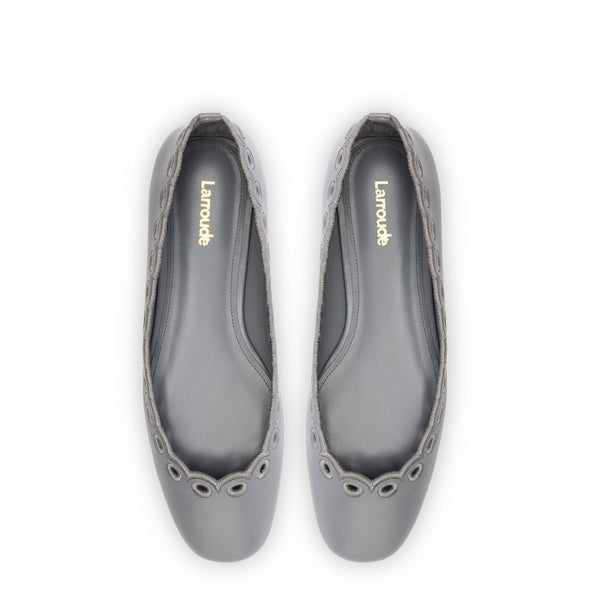 Meghan Broderie Flat In Titanium Leather